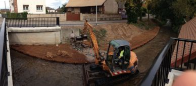 Rélaisation d'une banquette d'étiage à Duttlenheim (Octobre 2012)