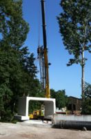 Mise en place d’un pont préfabriqué en béton  de 17 tonnes en remplacement de l’ancien qui était sous dimensionné au droit de la ferme VETTER à Altorf (juillet 2012)